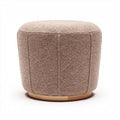 Puff de tejido beige con base de madera y dimensiones de 40 x 40 x 45cm