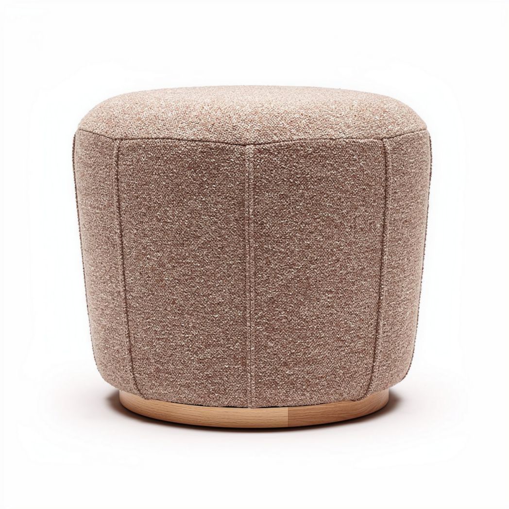 Puff de tejido beige con base de madera y dimensiones de 40 x 40 x 45cm